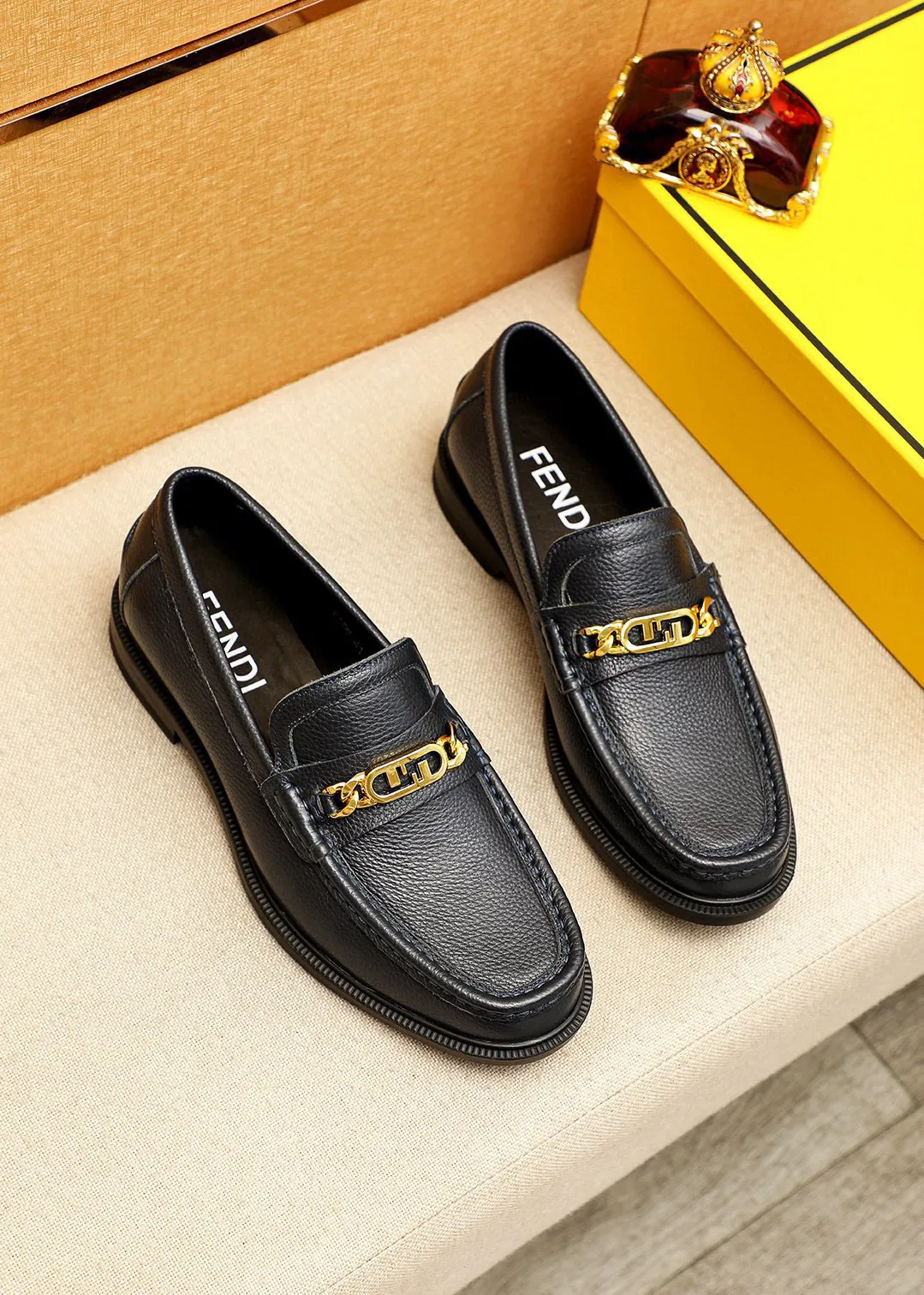 Men's shoes 💰460 💐 Product trademark: FENDI [Fendi] casual leather shoes Regular size: 38-44 (45🉑️customized) Product materials: Selected imported first-layer pebbled cowhide leather upper + luxury hardware buckle, imported cowhide lining. Strong three-dimensional visual effect, rubber outsole Color: 3⃣️colors available